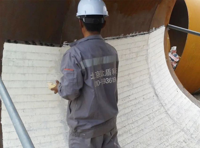 什么叫陶瓷-金属复合制造技术？其最主要的特点是什么？